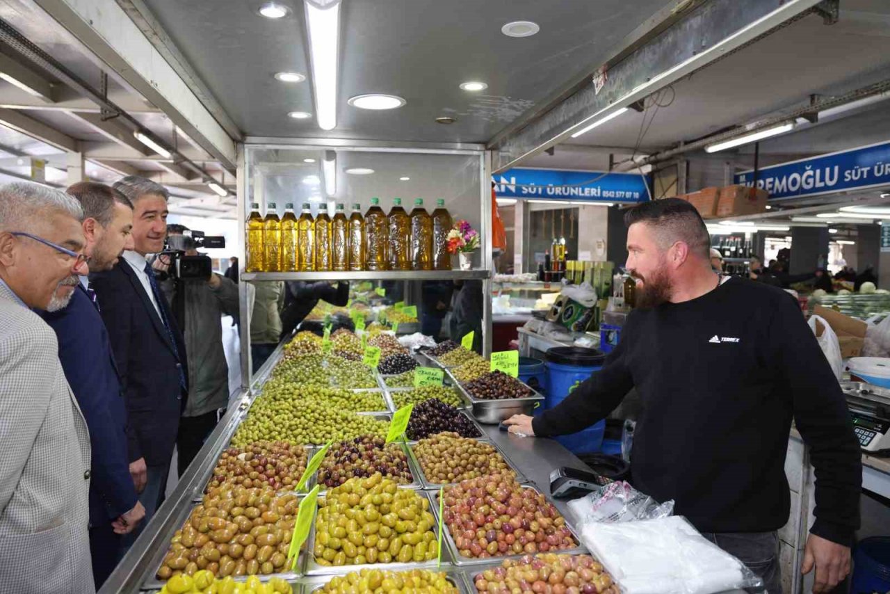 Başkan Oktay, semt pazarında vatandaşlarla buluştu