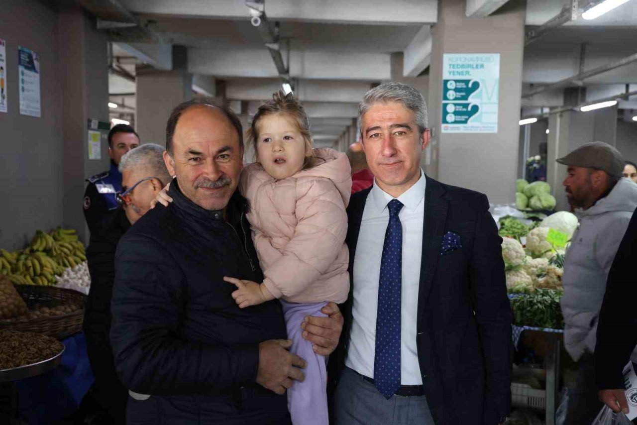 Başkan Oktay, semt pazarında vatandaşlarla buluştu