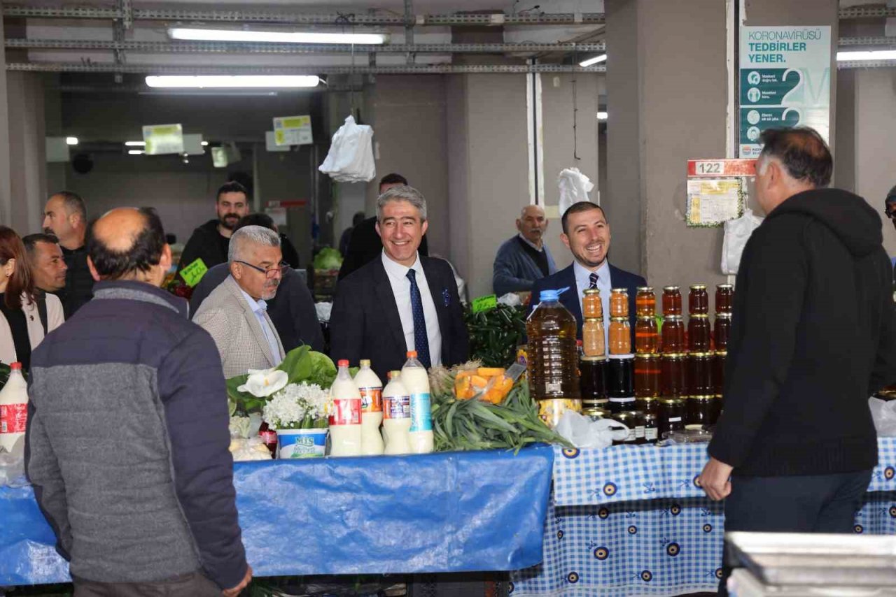 Başkan Oktay, semt pazarında vatandaşlarla buluştu