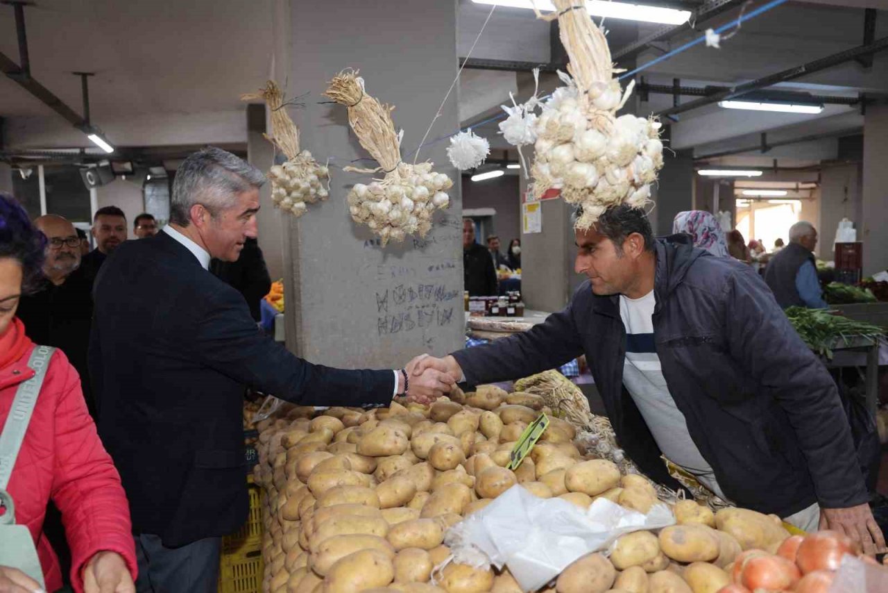 Başkan Oktay, semt pazarında vatandaşlarla buluştu