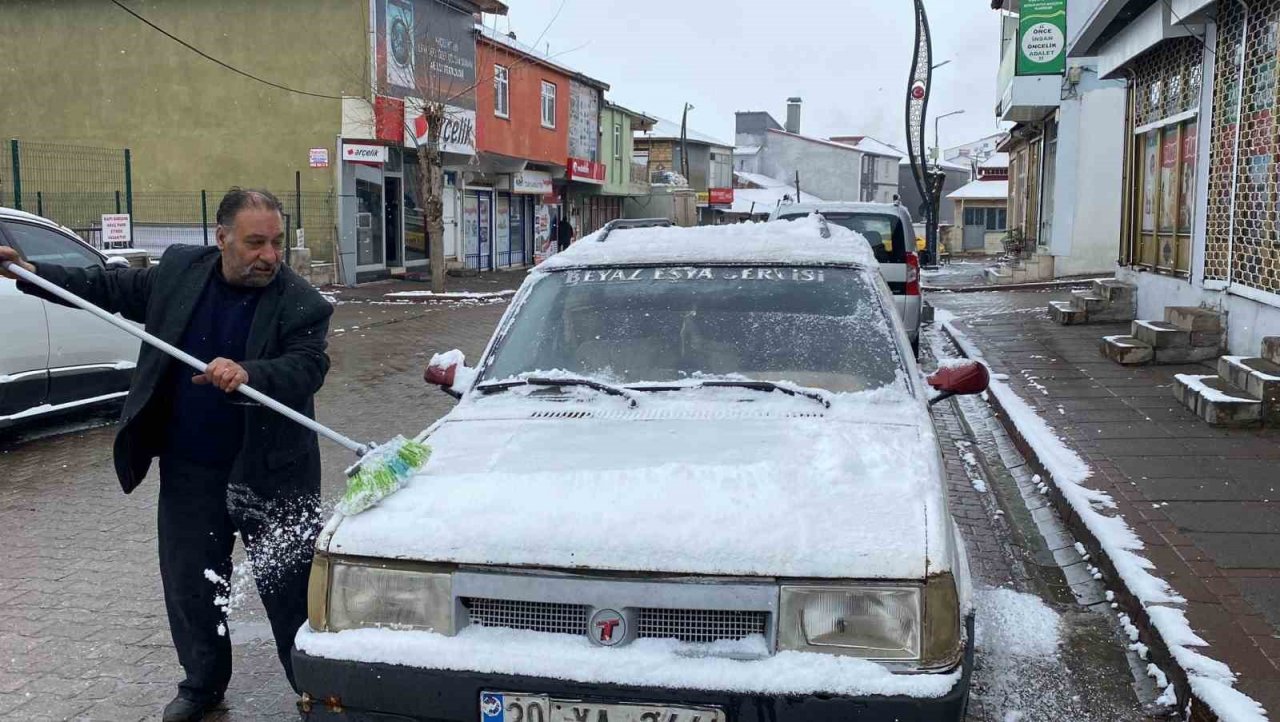 Karlıova Mart’ın son günlerinde beyaza büründü
