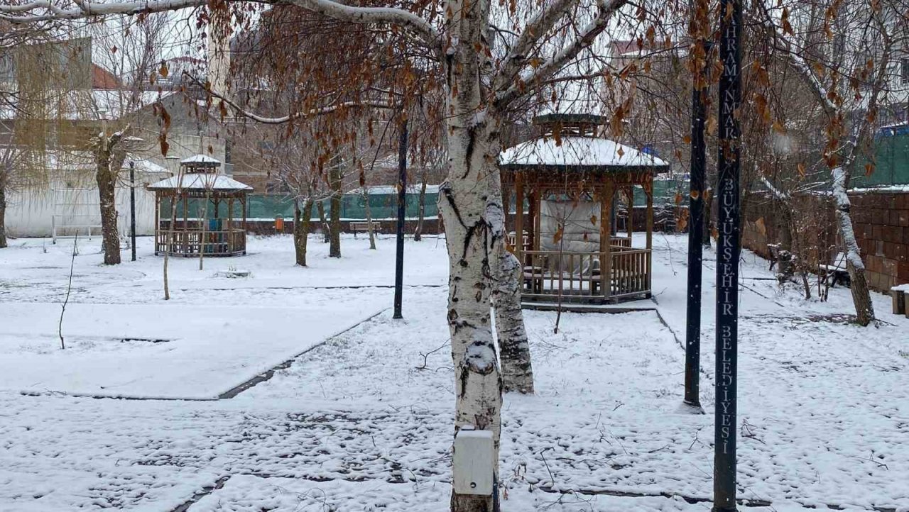 Karlıova Mart’ın son günlerinde beyaza büründü