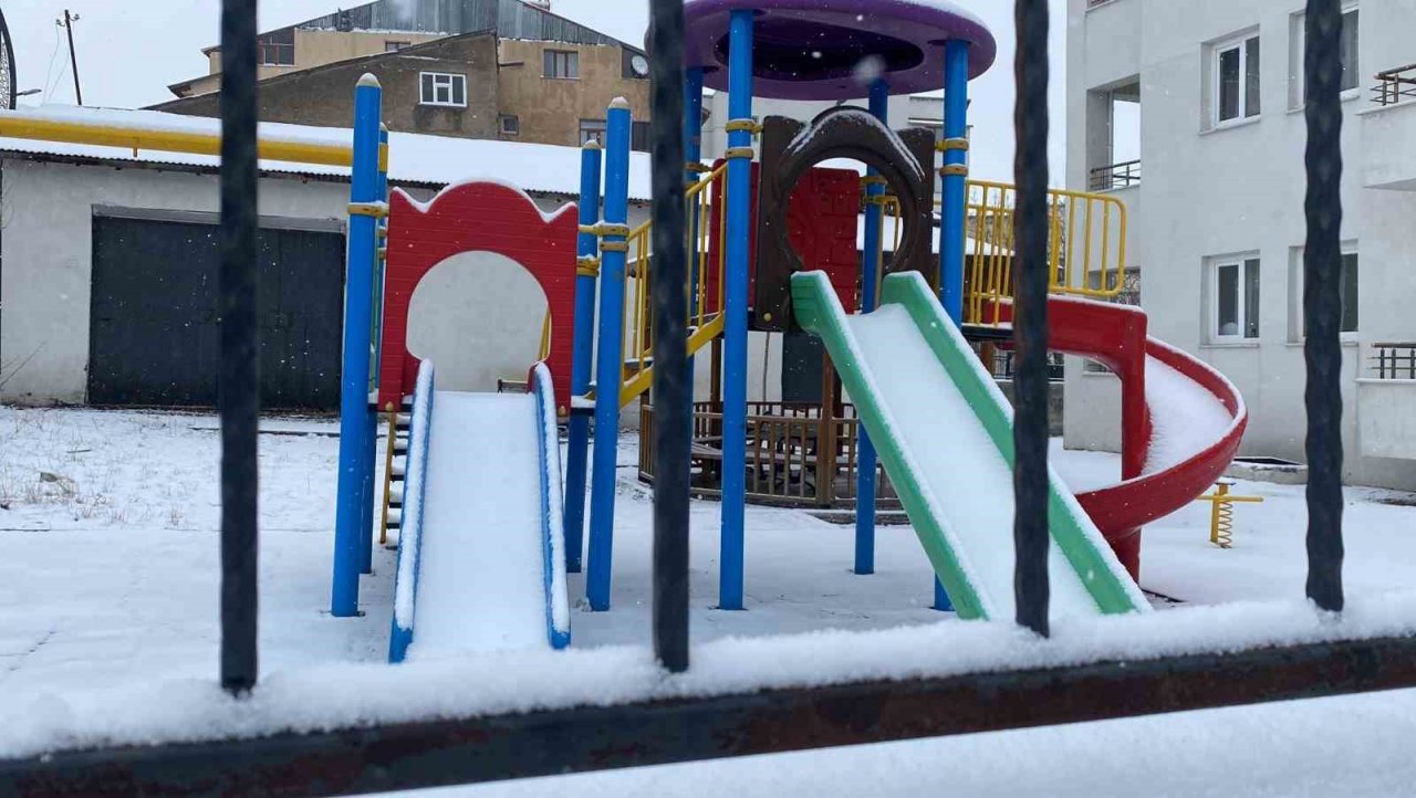 Karlıova Mart’ın son günlerinde beyaza büründü