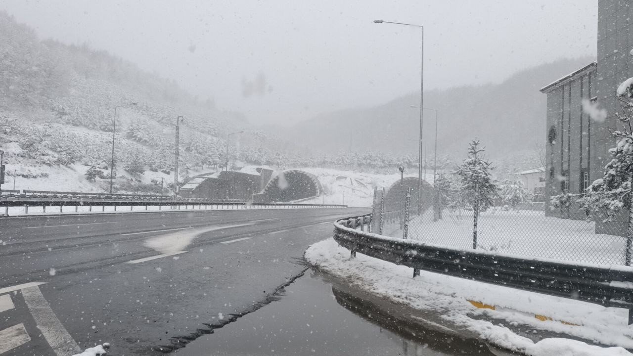 Bolu Dağı geçişinde kar etkisini artırdı