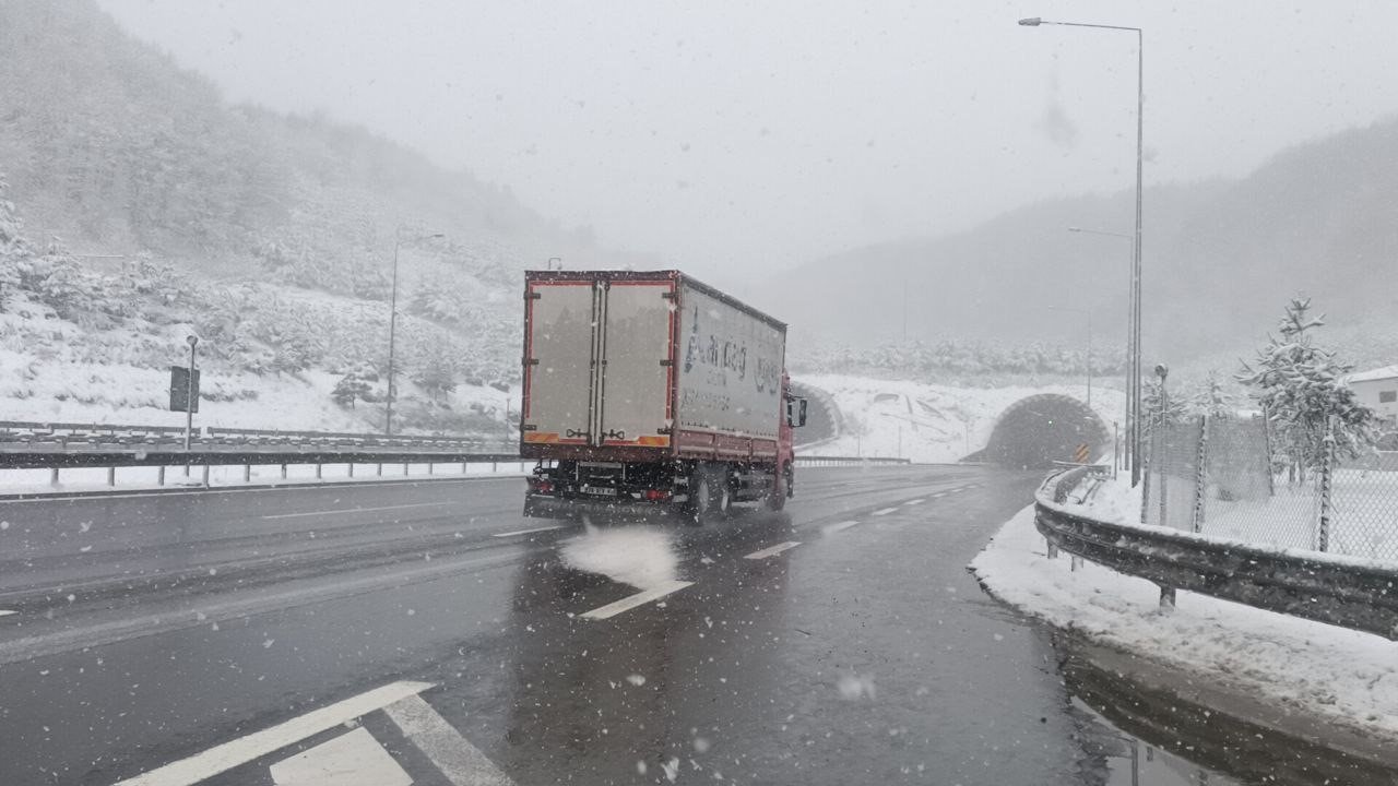 Bolu Dağı geçişinde kar etkisini artırdı