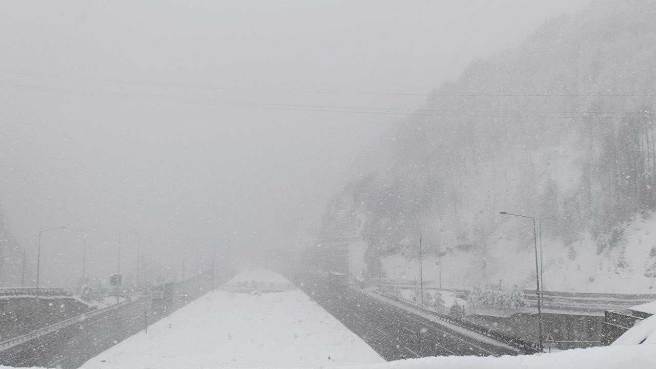 Bolu Dağı geçişinde kar etkisini artırdı