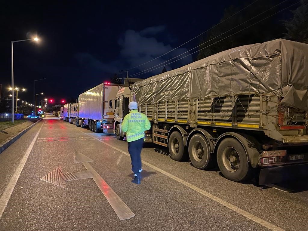 Burdur - Antalya karayolu buzlanma nedeniyle trafiğe kapatıldı