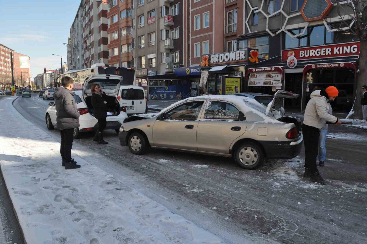Buzlanan yollar kazaya sebep oldu