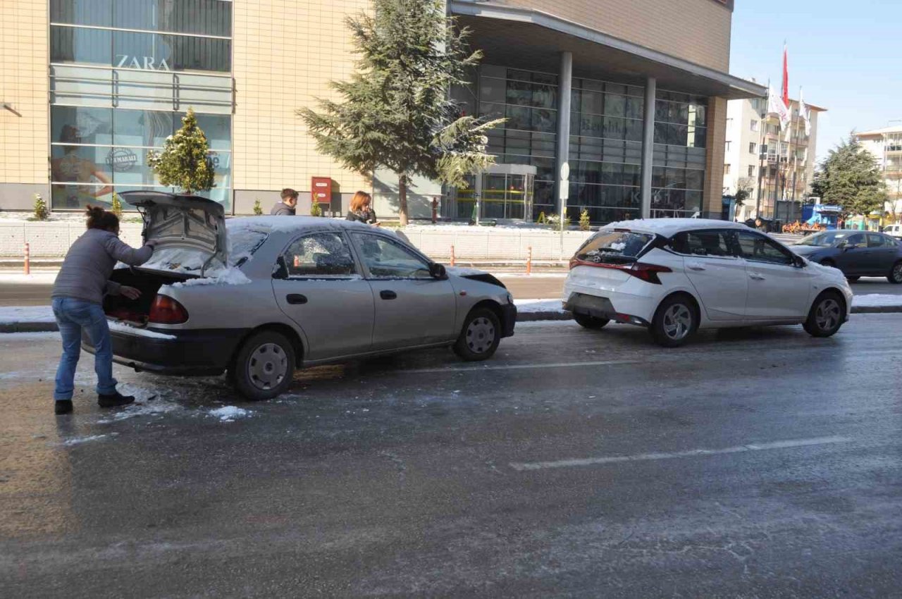 Buzlanan yollar kazaya sebep oldu