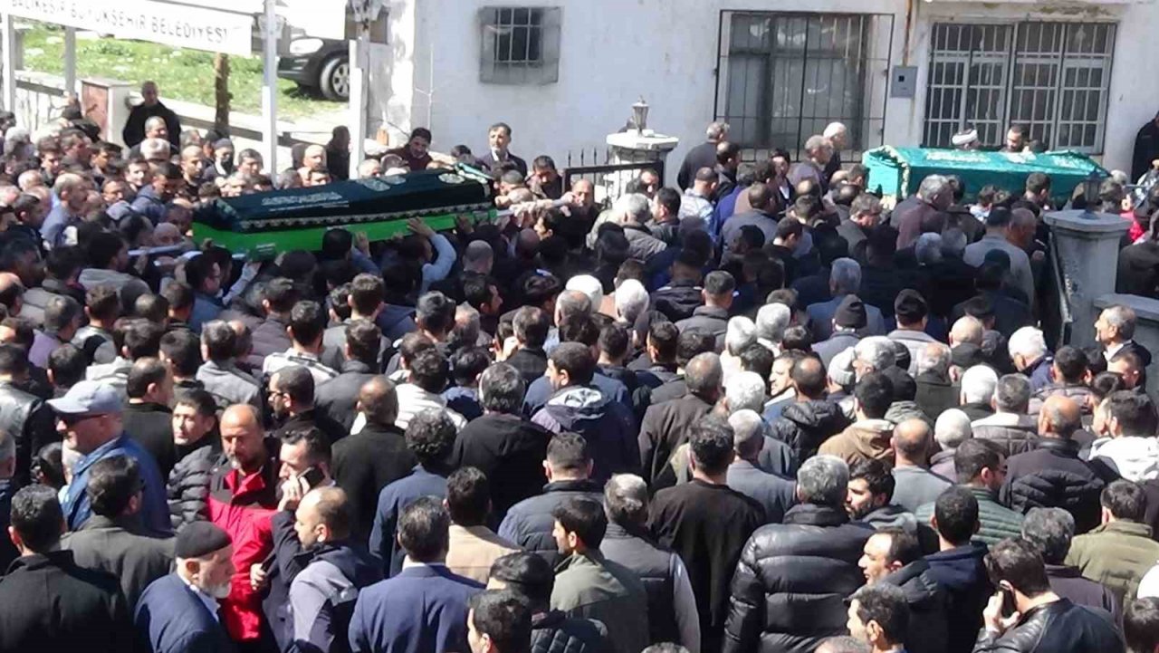 Kazada ölen baba oğul birlikte son yolculuğuna uğurlandı