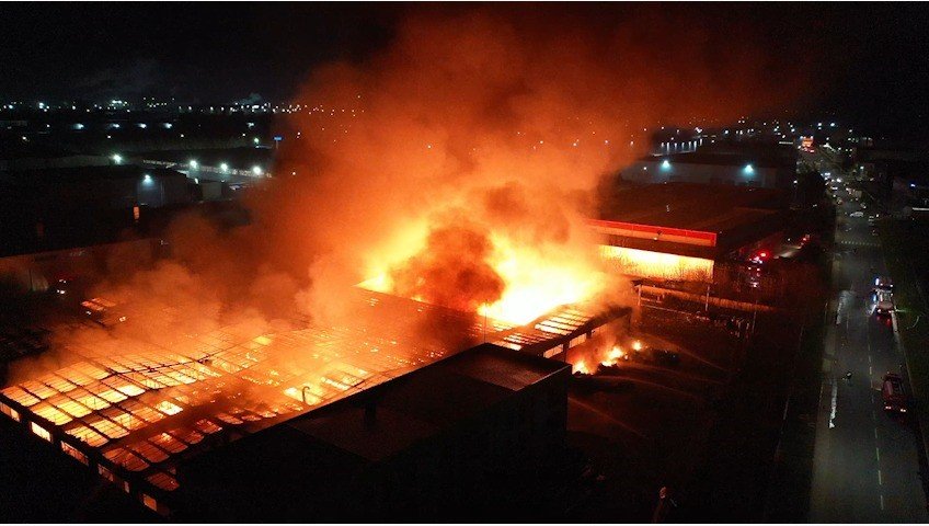 Parfüm deposunda çıkan dev yangın havadan görüntülendi
