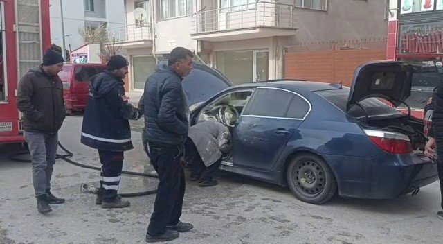 Seyir halindeki otomobilde çıkan yangını itfaiye ekipleri söndürdü