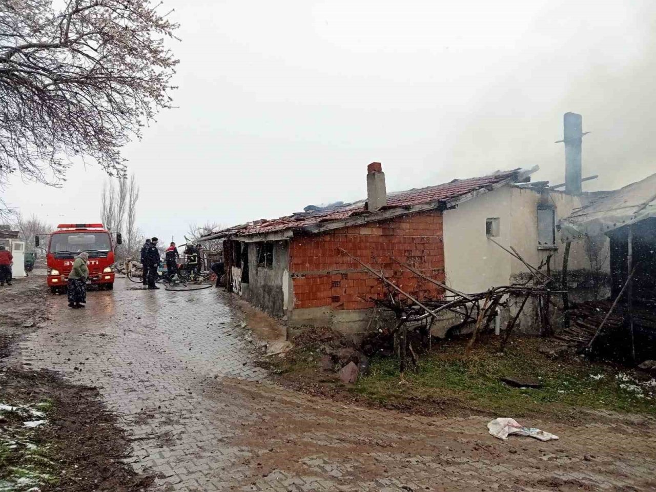 Alevlere teslim olan ev ve ahır kullanılmaz hale geldi