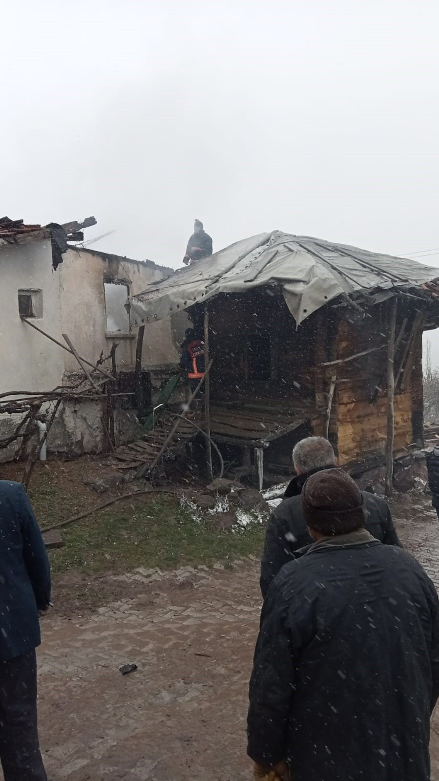 Alevlere teslim olan ev ve ahır kullanılmaz hale geldi