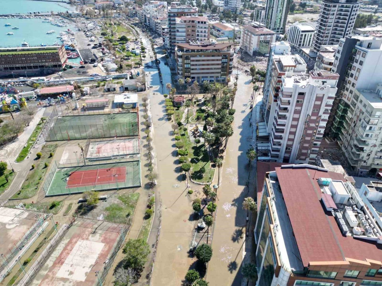Denizin taştığı İskenderun’da son durum havadan görüntülendi