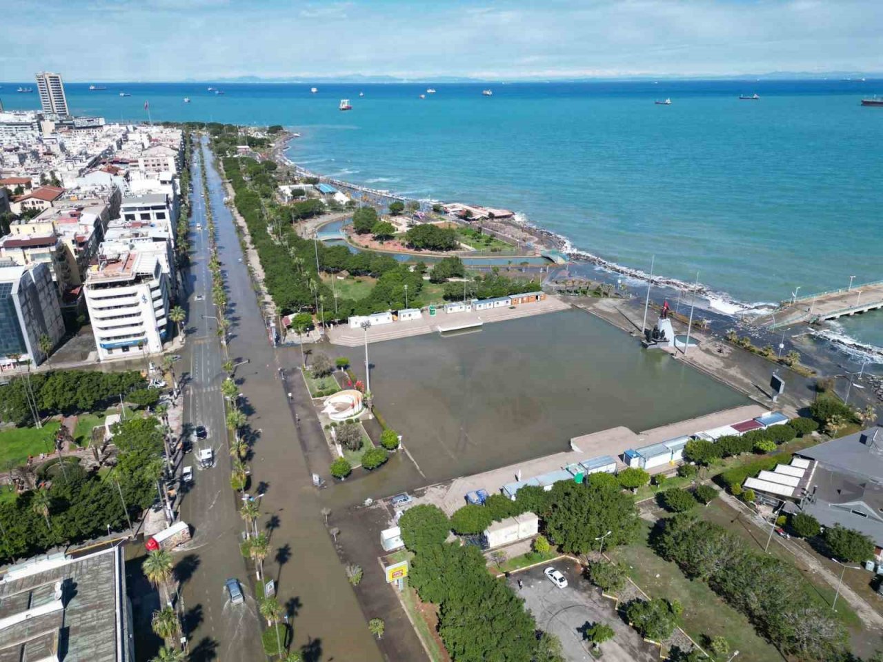 Denizin taştığı İskenderun’da son durum havadan görüntülendi