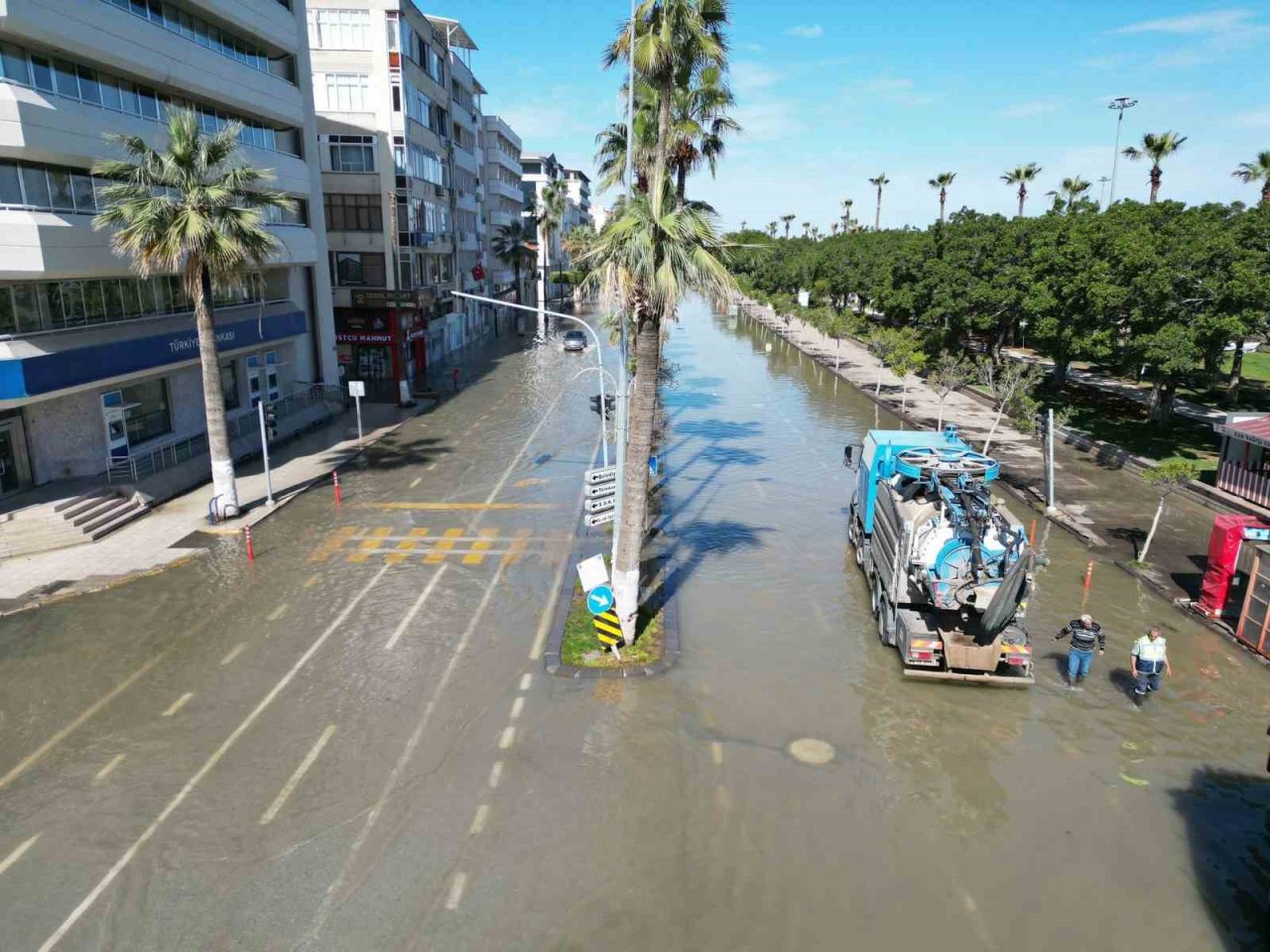 Denizin taştığı İskenderun’da son durum havadan görüntülendi