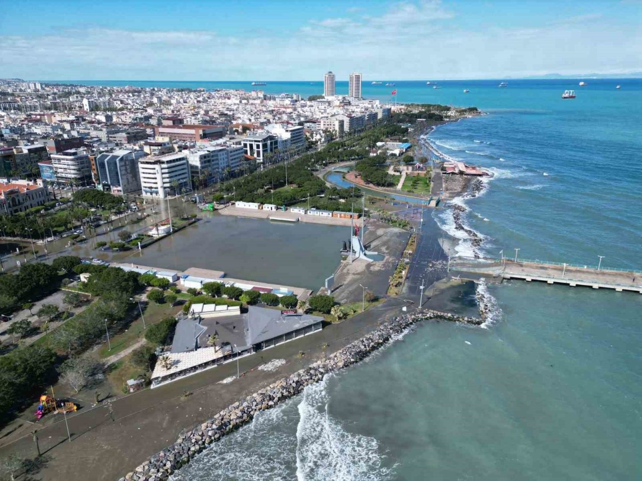 Denizin taştığı İskenderun’da son durum havadan görüntülendi