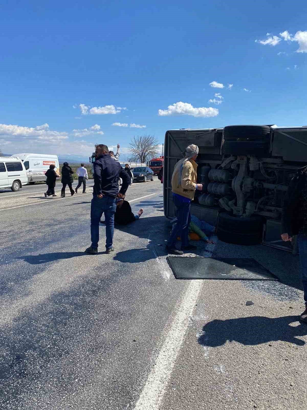 Otomobil ile midibüs çarpıştı; Ölü ve yaralılar var