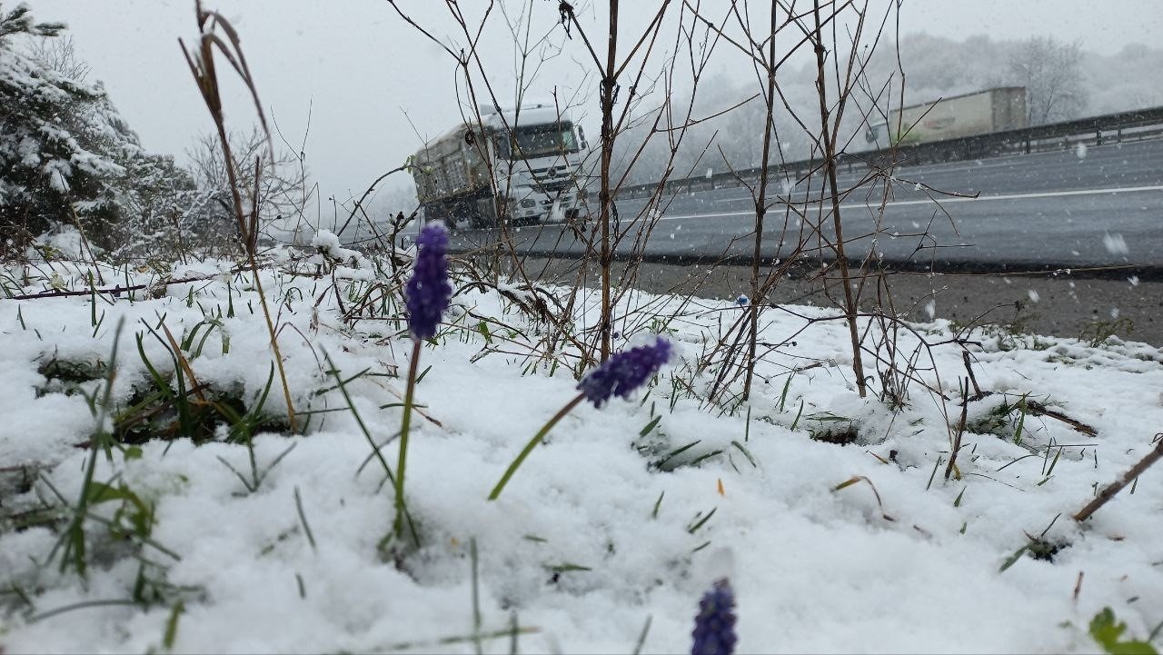 Anadolu Otoyolu Düzce-Sakarya sınırında kar etkili oluyor