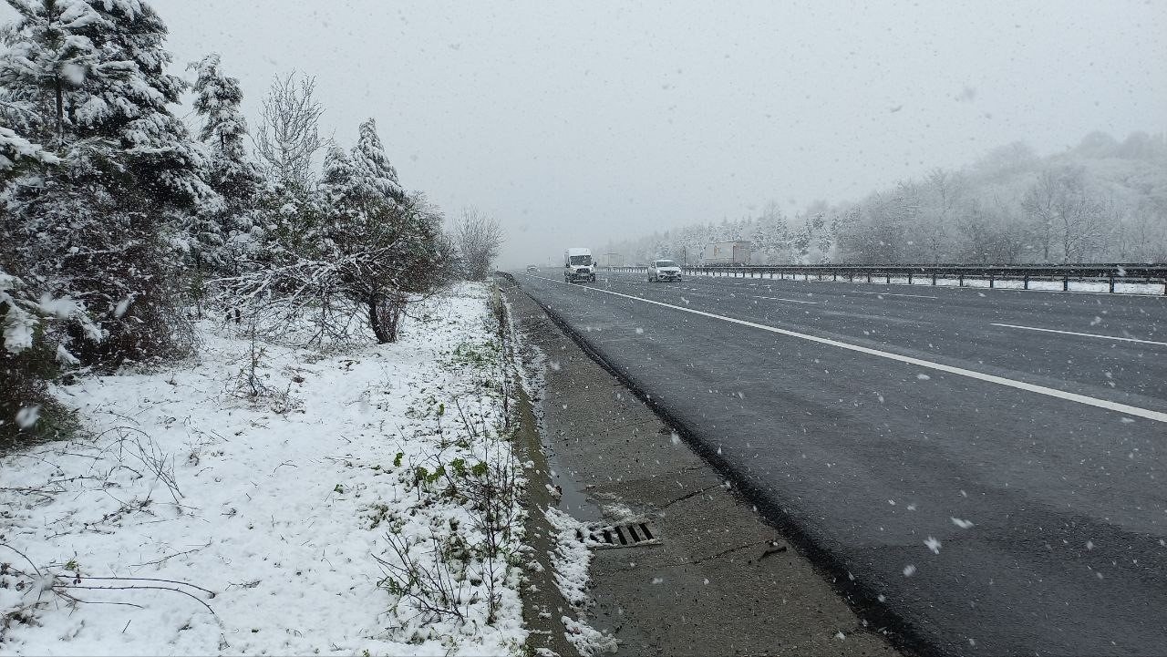 Anadolu Otoyolu Düzce-Sakarya sınırında kar etkili oluyor