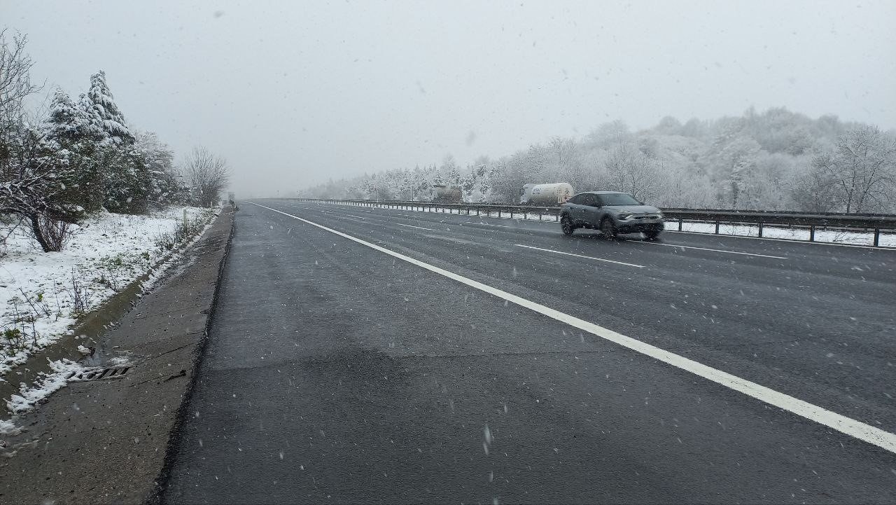 Anadolu Otoyolu Düzce-Sakarya sınırında kar etkili oluyor