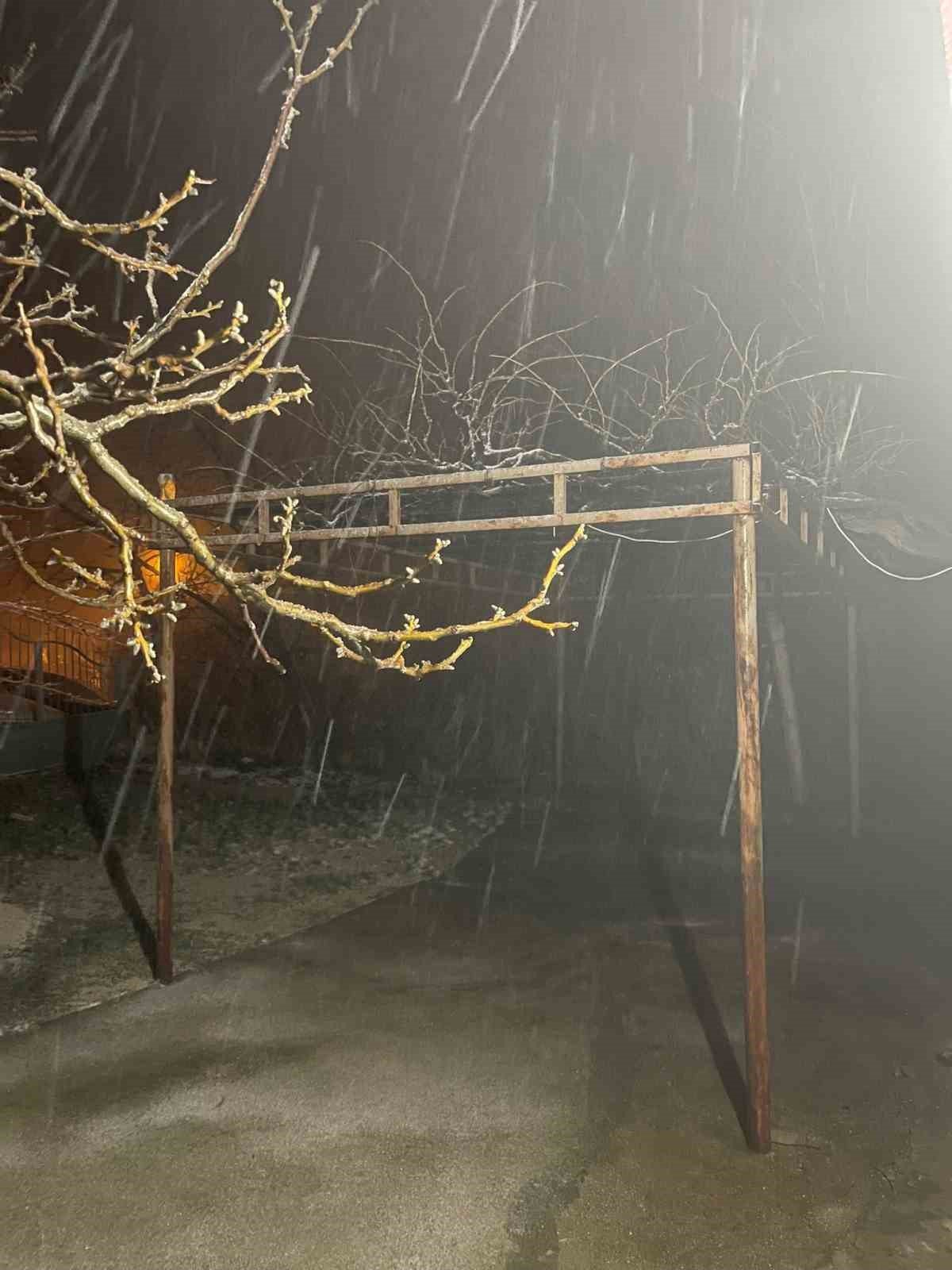 Baskil ilçesinde kar yağışı etkili oldu