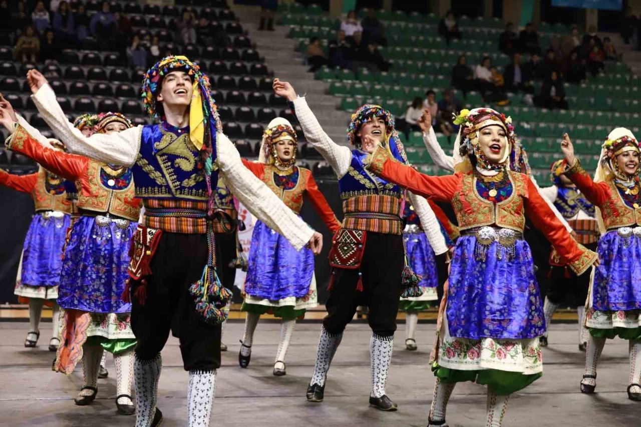 Denizli’de halk oyunları şöleninde 9 ekip performanslarını sergileyecek