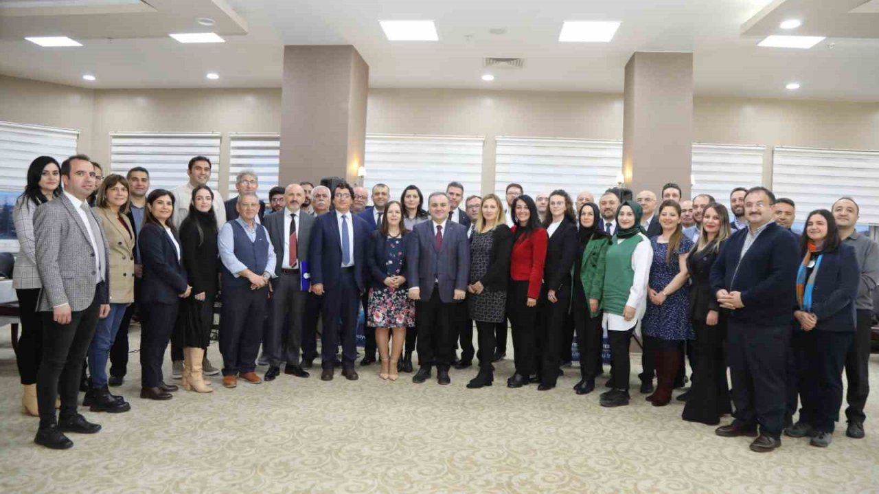 Rektör Altun, 2022 yılında projeleri kabul edilen ve patent alan akademisyenlere teşekkür etti