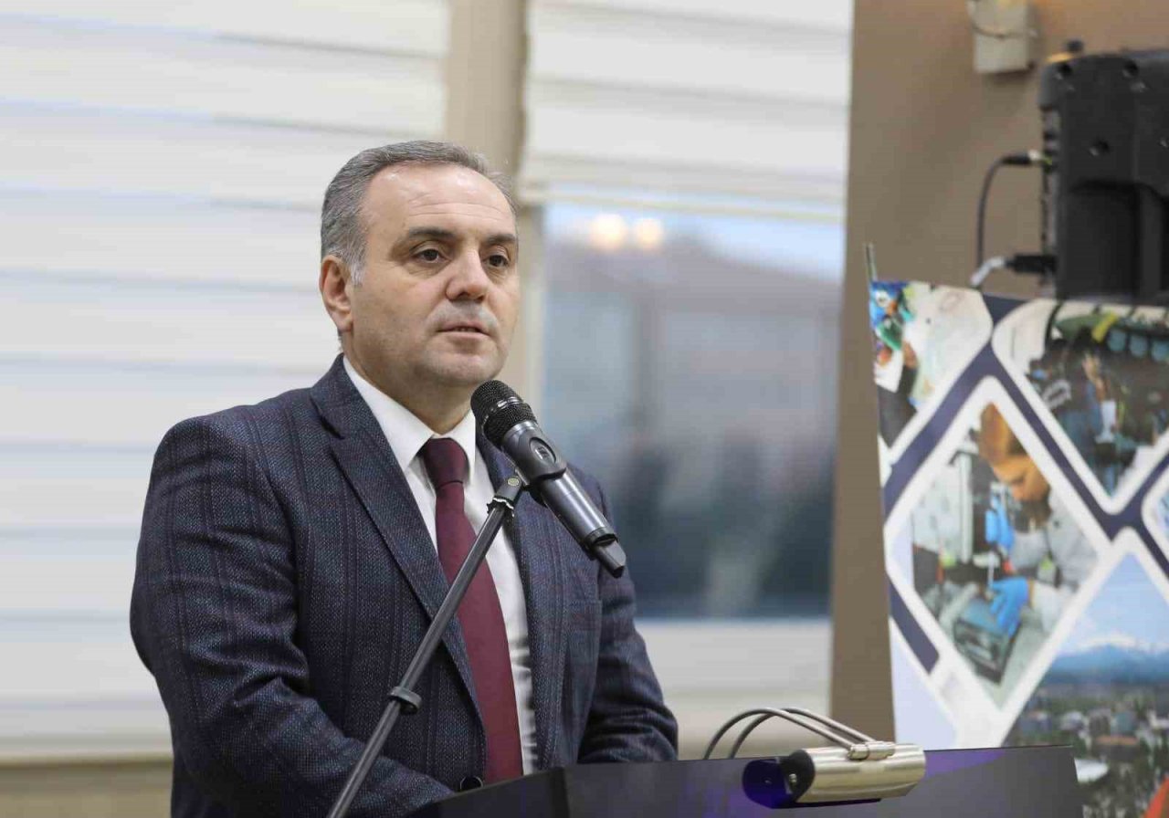 Rektör Altun, 2022 yılında projeleri kabul edilen ve patent alan akademisyenlere teşekkür etti