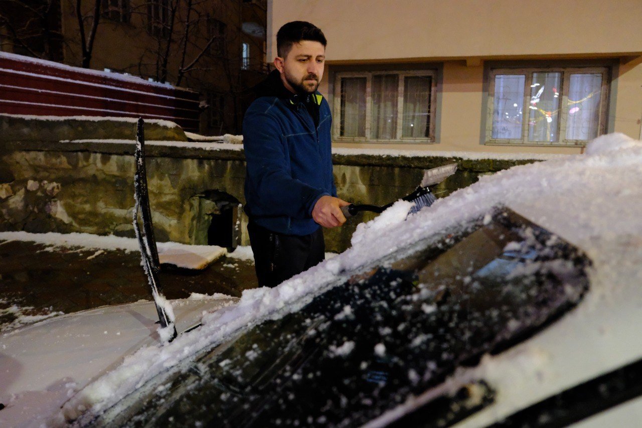 Erzincan güne karla uyandı