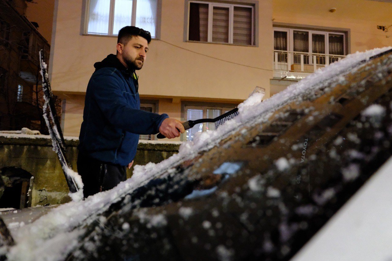 Erzincan güne karla uyandı