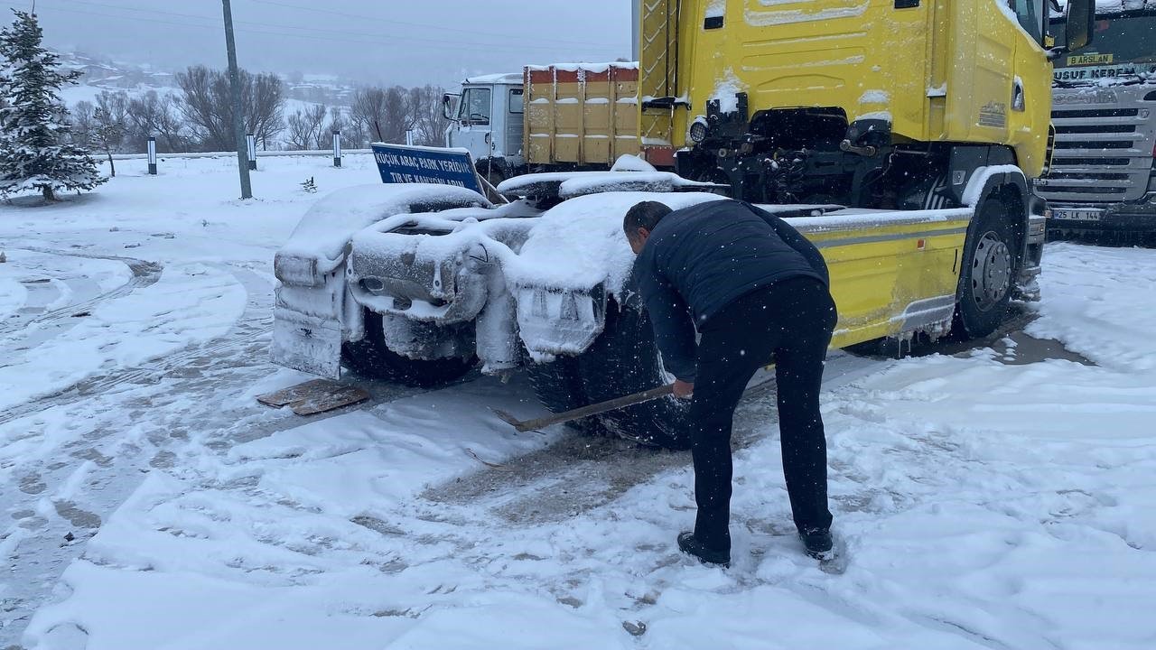 Erzincan güne karla uyandı