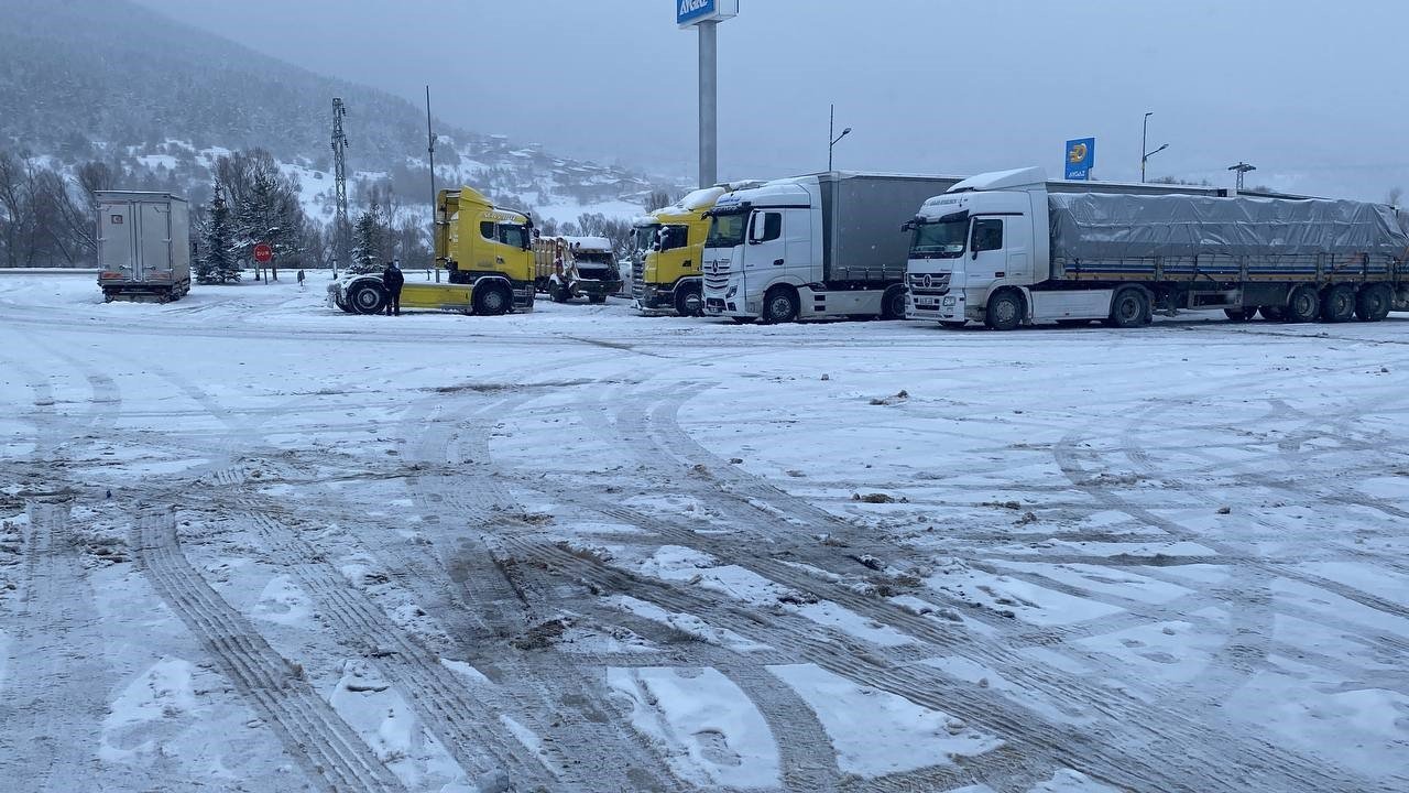 Erzincan güne karla uyandı