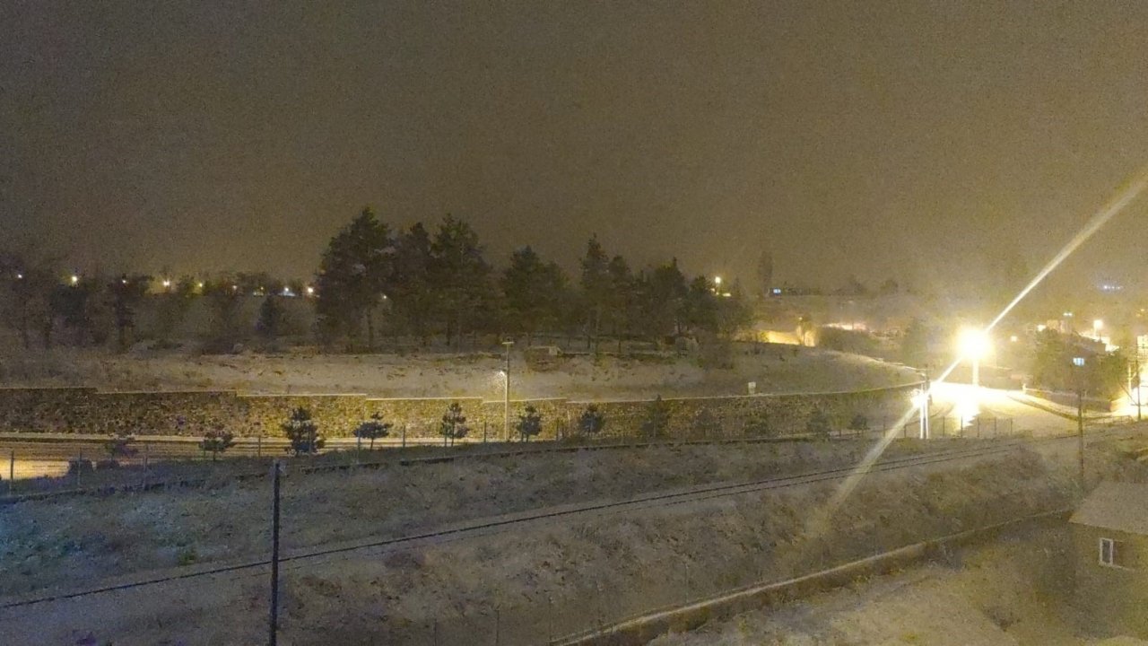 Aşkale güne kar ile uyandı