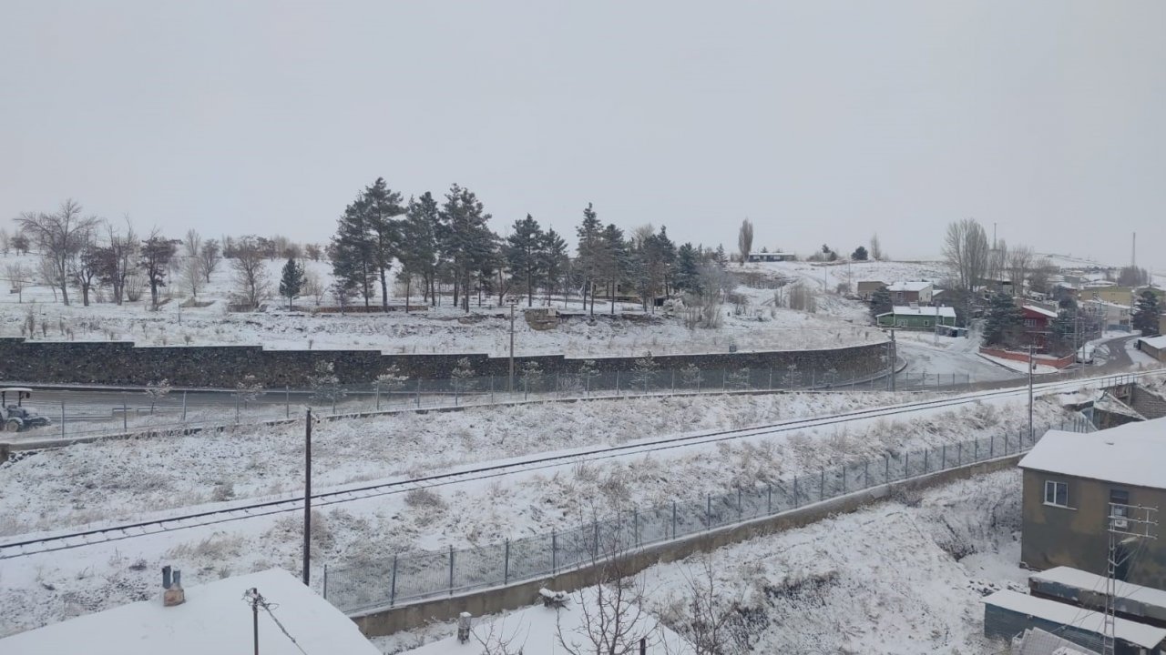 Aşkale güne kar ile uyandı