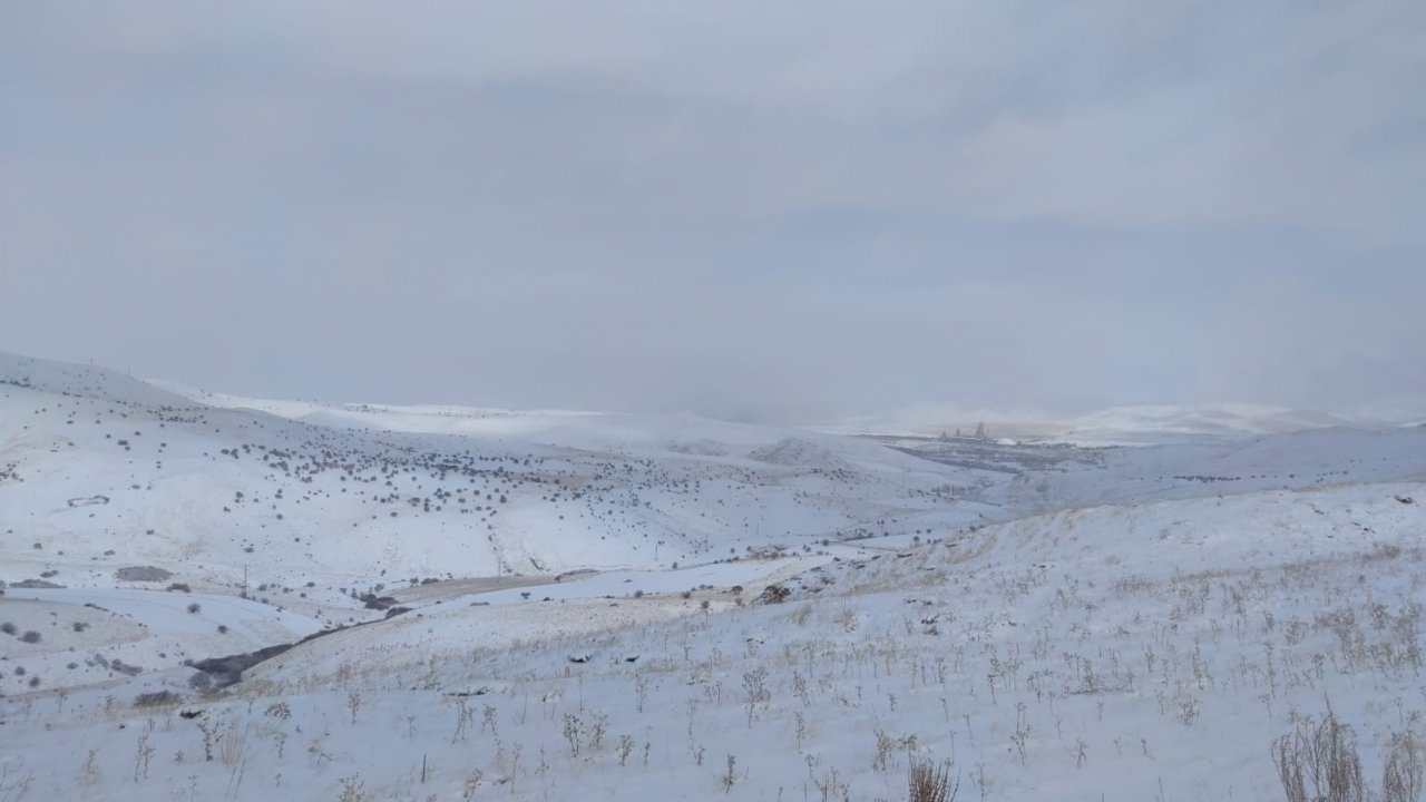 Aşkale güne kar ile uyandı