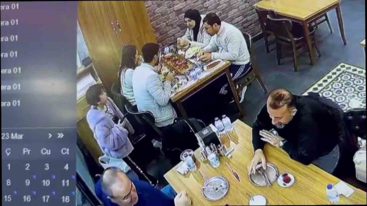 Fatih’te çocuk hırsızın, turistin ziynet eşyası dolu çantasını çaldığı anlar kamerada