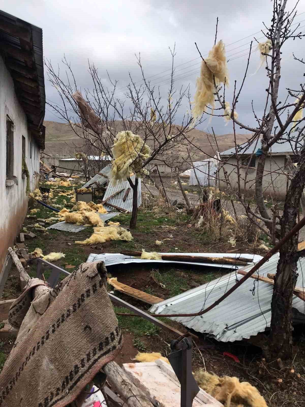 Fırtınanın çatısını uçurduğu ahırda 15 kuzu telef oldu