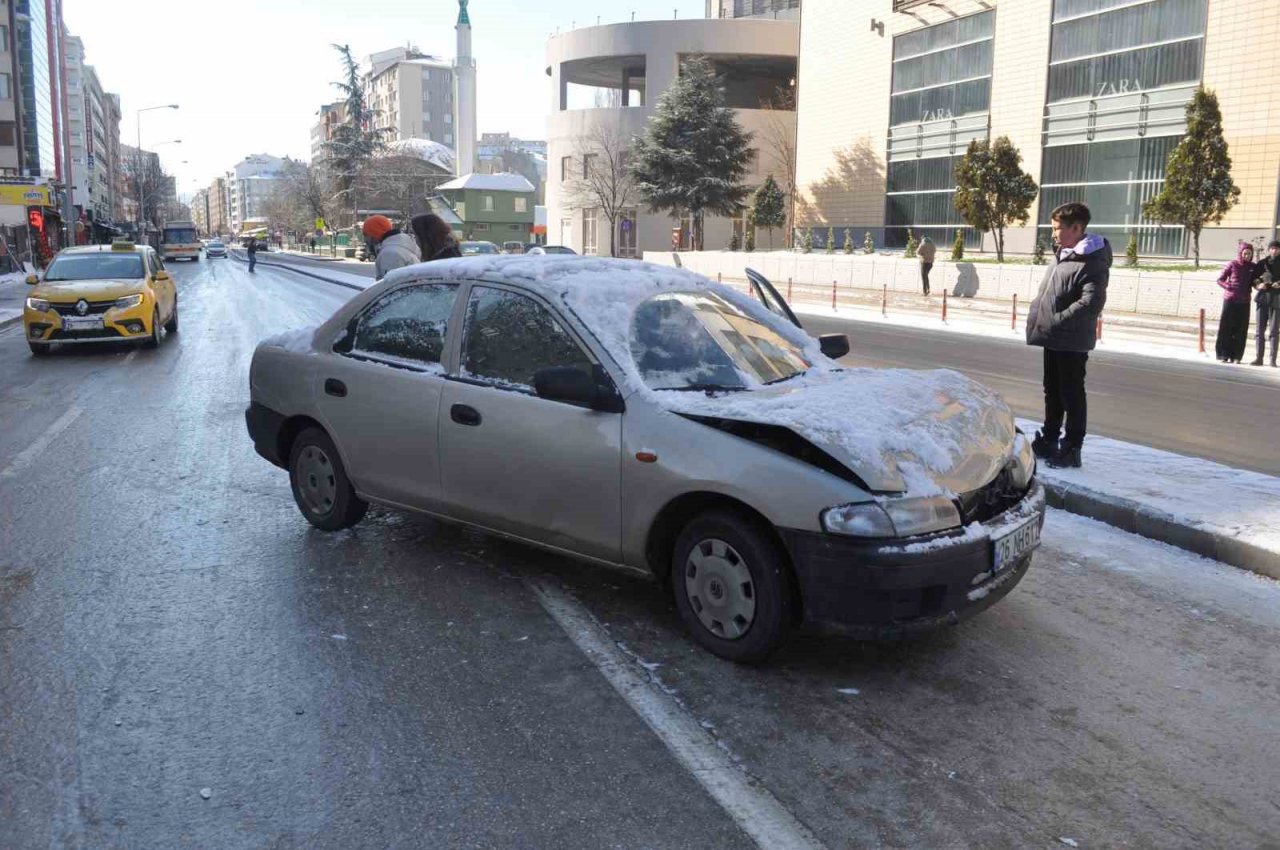 Buzlanan yollar kazaya sebep oldu
