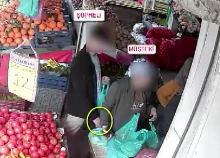 Manavda ürünlerini tartan vatandaşın cep telefonunu çaldı