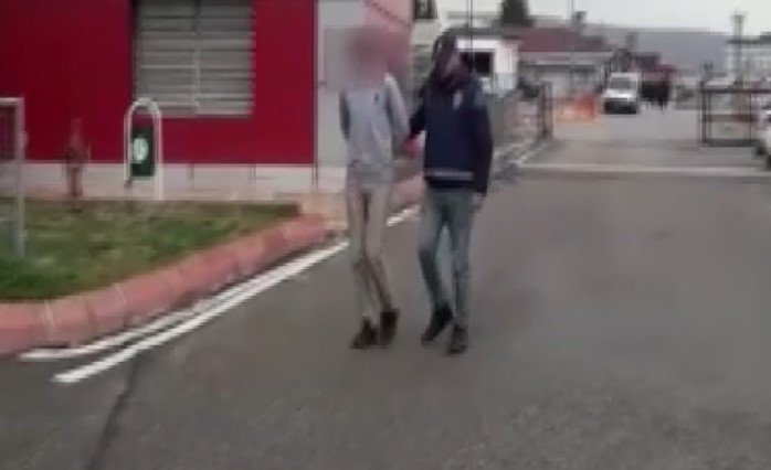 Manavda ürünlerini tartan vatandaşın cep telefonunu çaldı