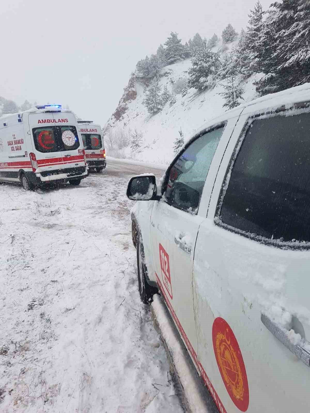 Giresun’da buzlu yolda kayan araç köprüden uçtu: 4 yaralı