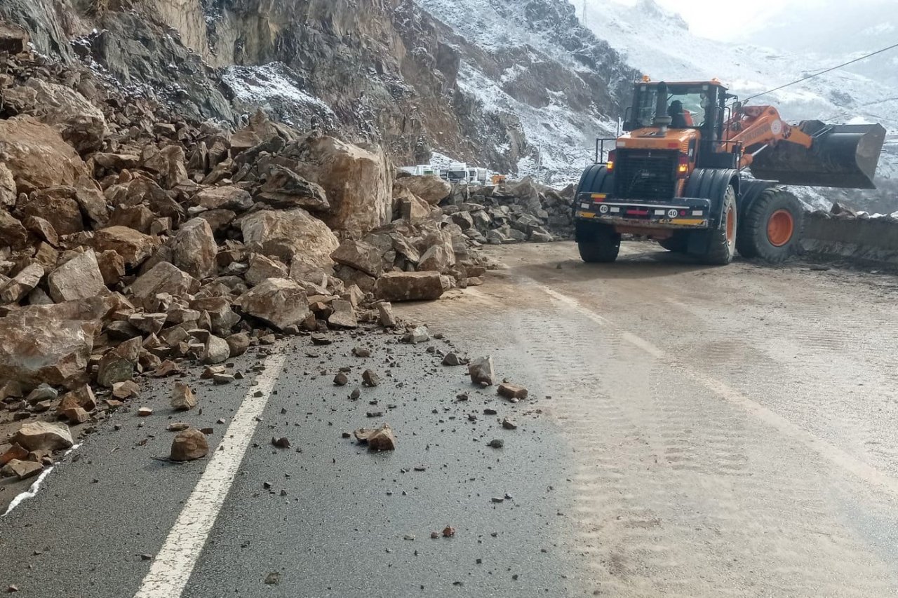 Gümüşhane-Kürtün yolunda heyelan
