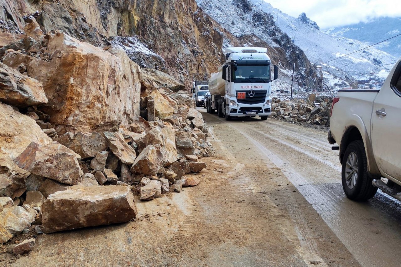 Gümüşhane-Kürtün yolunda heyelan