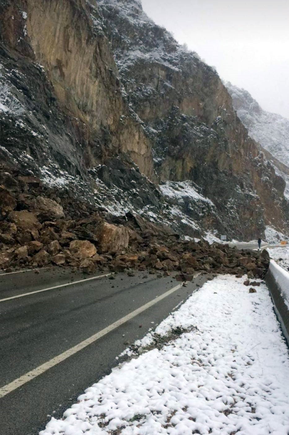 Gümüşhane-Kürtün yolunda heyelan