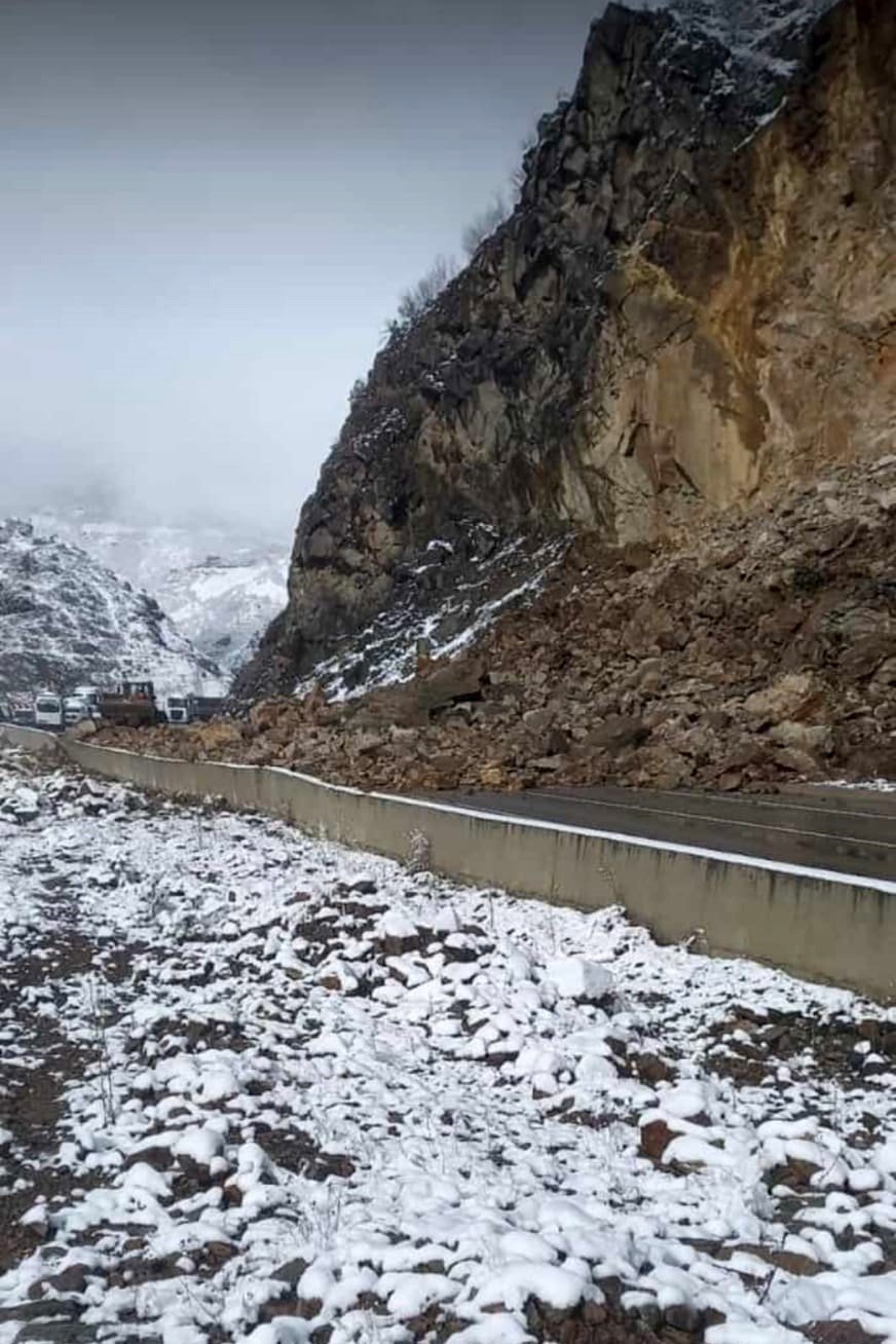 Gümüşhane-Kürtün yolunda heyelan