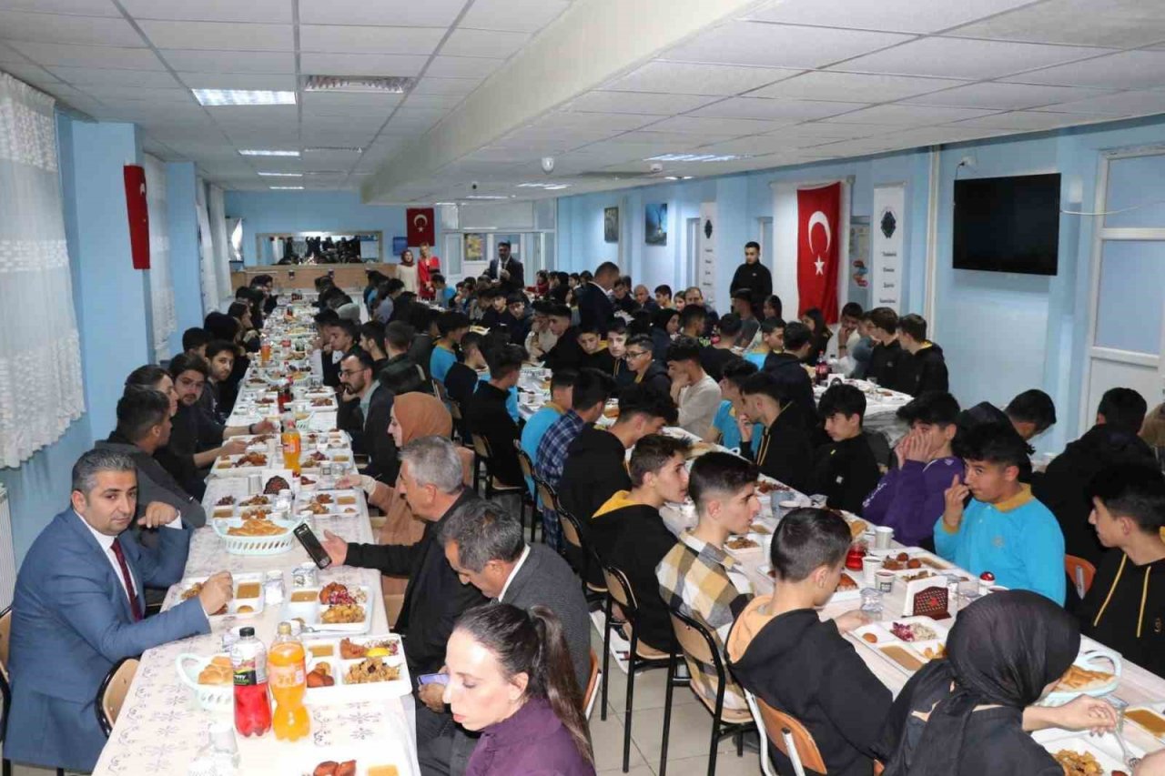 Vali Akbıyık öğrencilerle iftarda buluştu