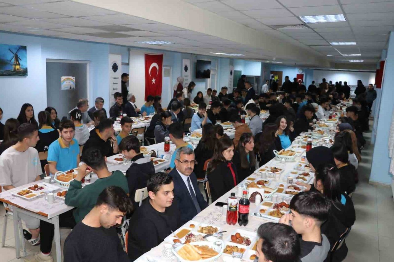 Vali Akbıyık öğrencilerle iftarda buluştu