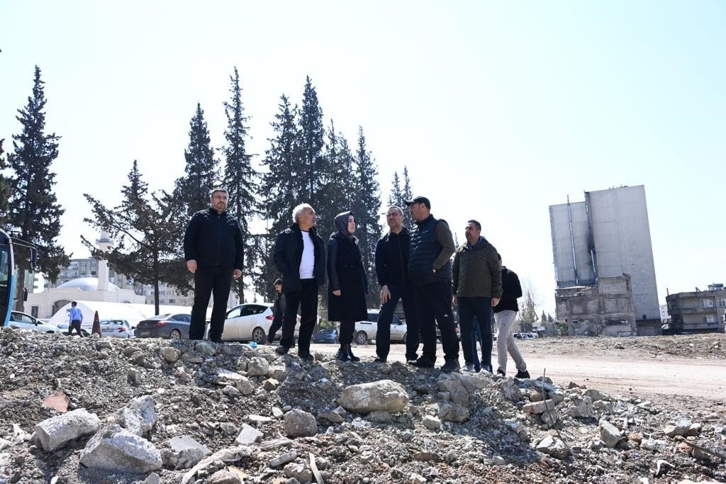 Yapımı tamamlanan 24 konteyner çarşı esnafa teslim edildi